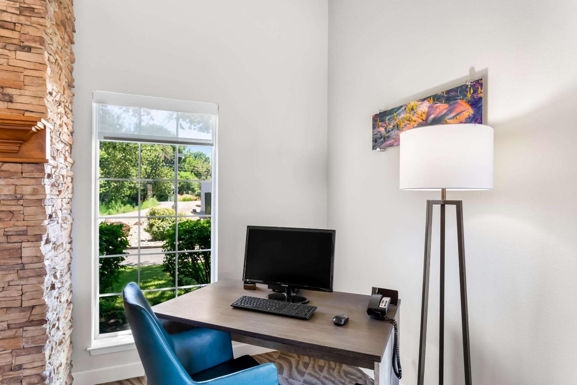 Comfort Inn & Suites Susanville Bagian luar foto