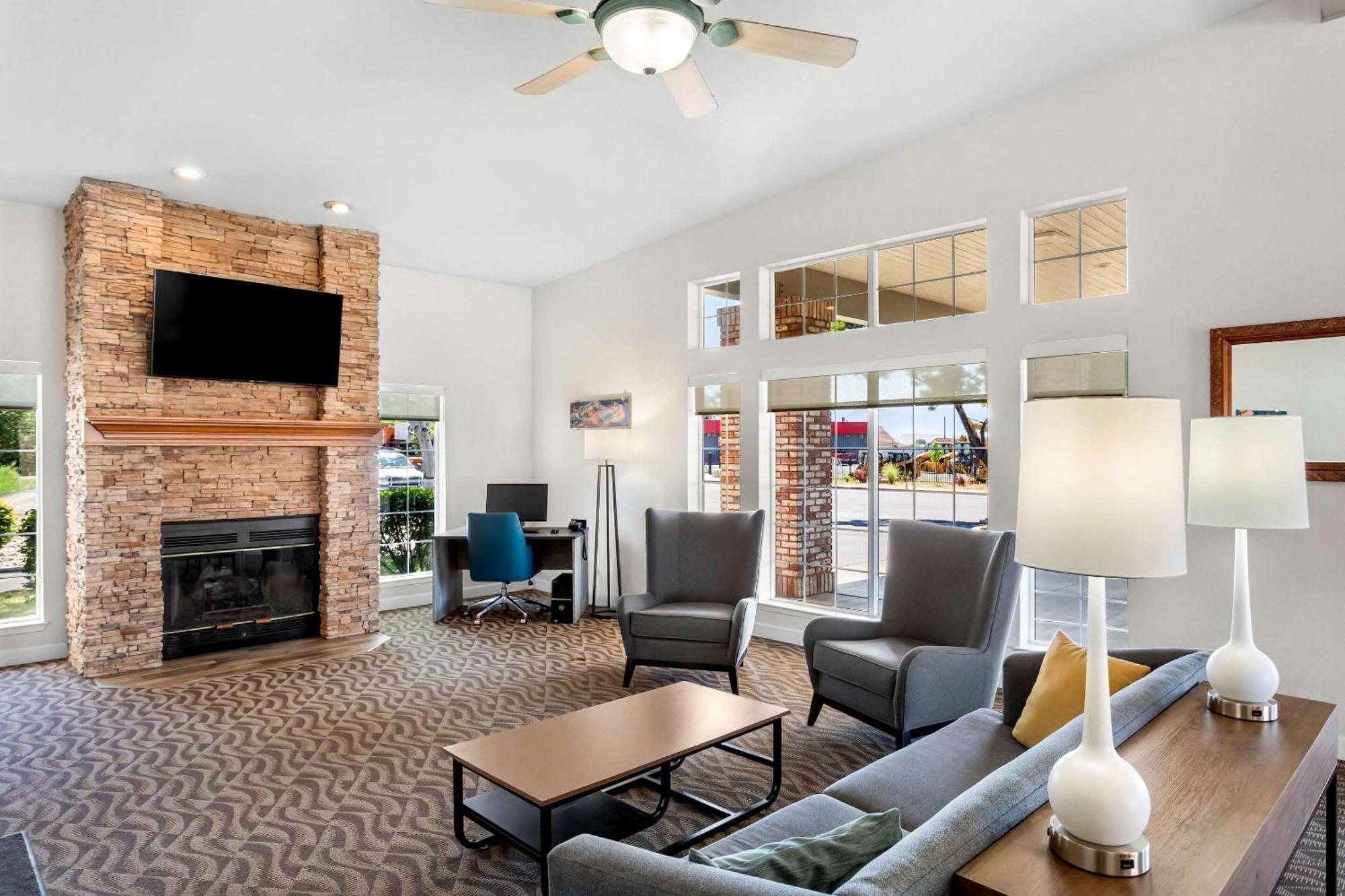 Comfort Inn & Suites Susanville Bagian luar foto